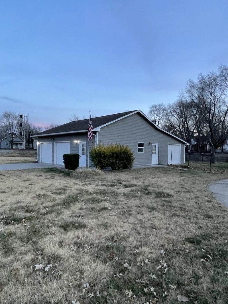 511 E 8th St, Newton, KS 67114
