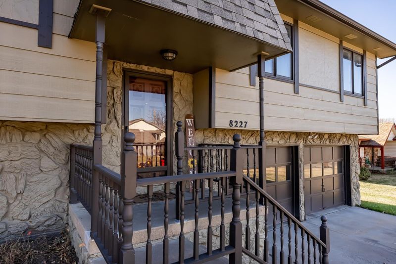 8227 E Chalet Dr, Wichita, KS 67207