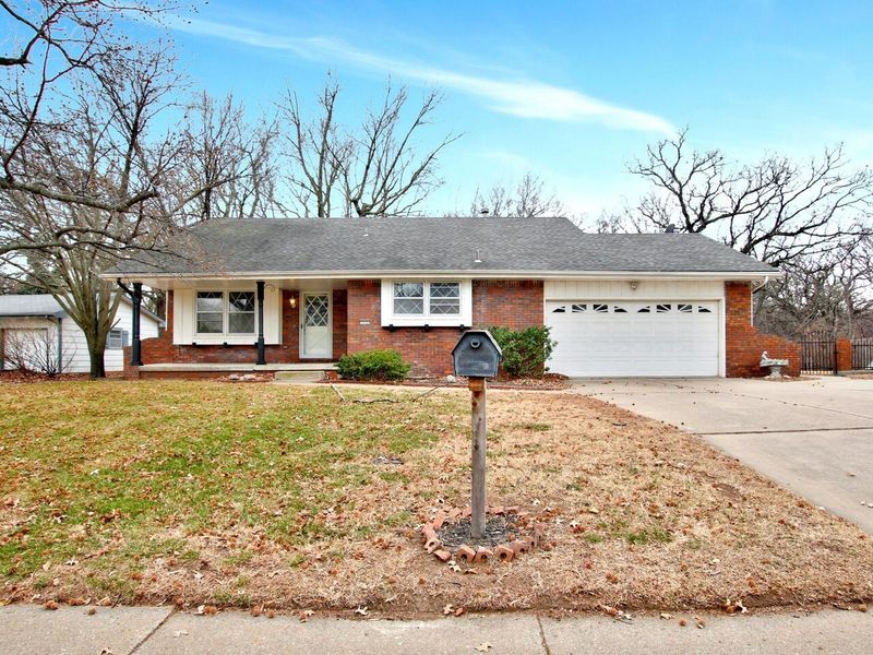 713 N Brook Forest Rd, Derby, KS 67037