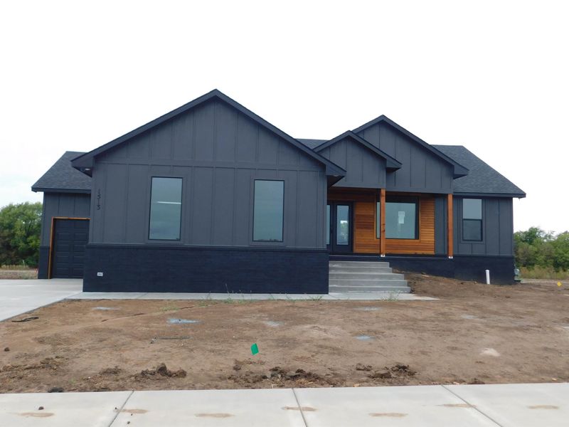 1513 N Emerald Valley Dr, Mulvane, KS 67110