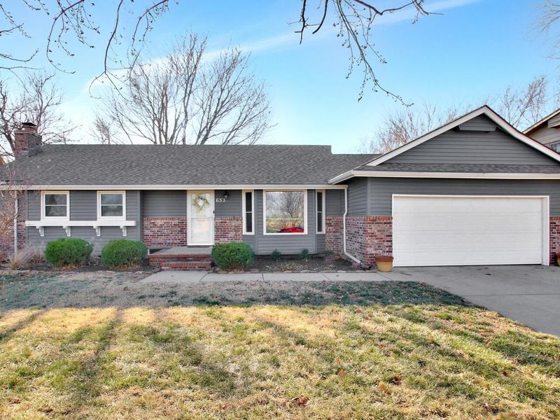653 Mclaughlin Dr, Valley Center, KS 67147