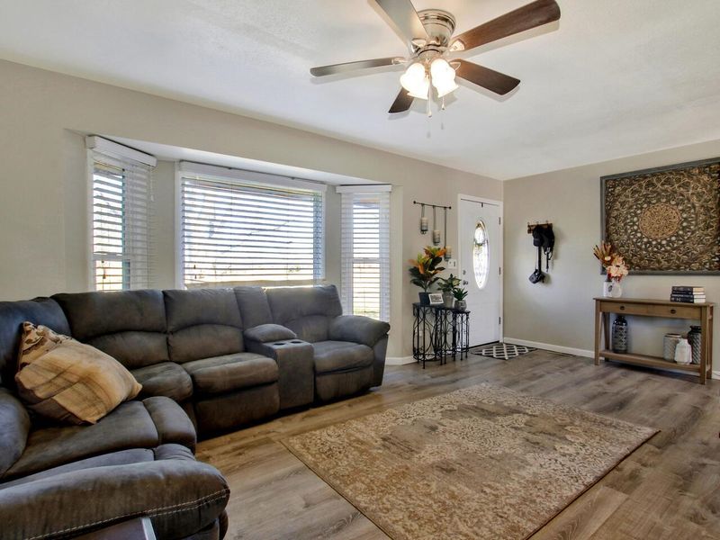 653 Mclaughlin Dr, Valley Center, KS 67147