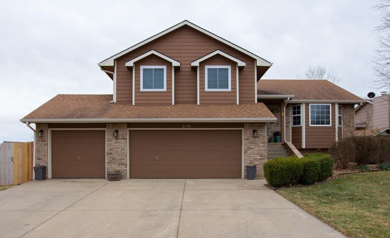 219 E Creekstone St, Mulvane, KS 67110
