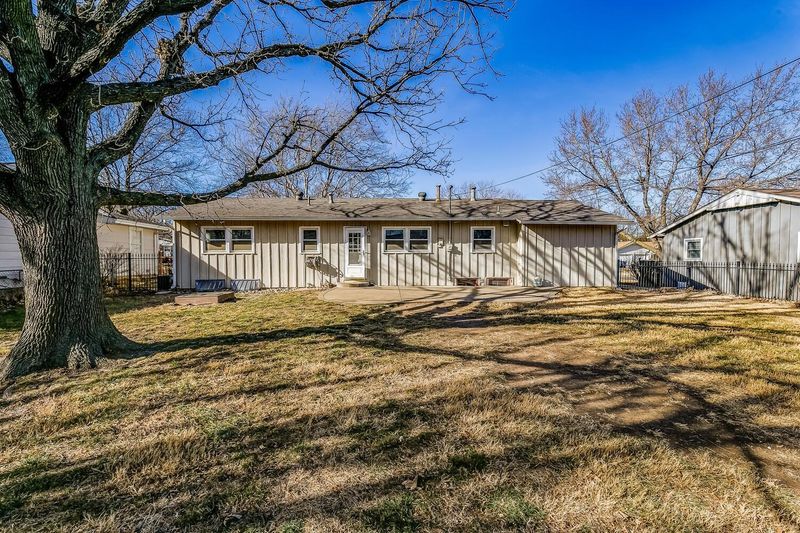 6009 Clarendon St, Bel Aire, KS 67220