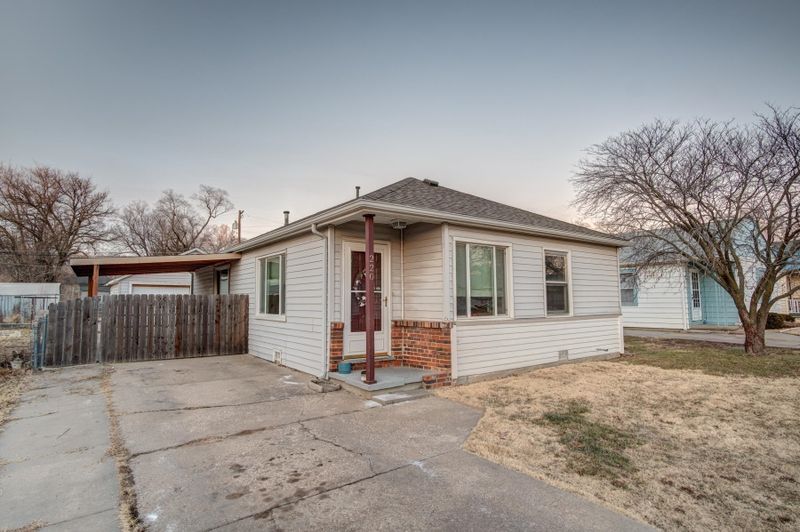 220 SW 7th St, Newton, KS 67114