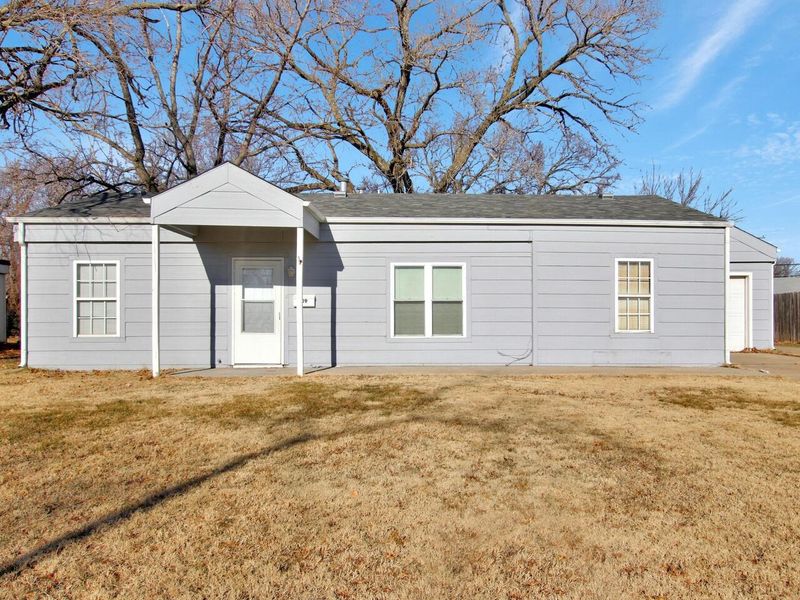 709 S Apache Dr, Wichita, KS 67207