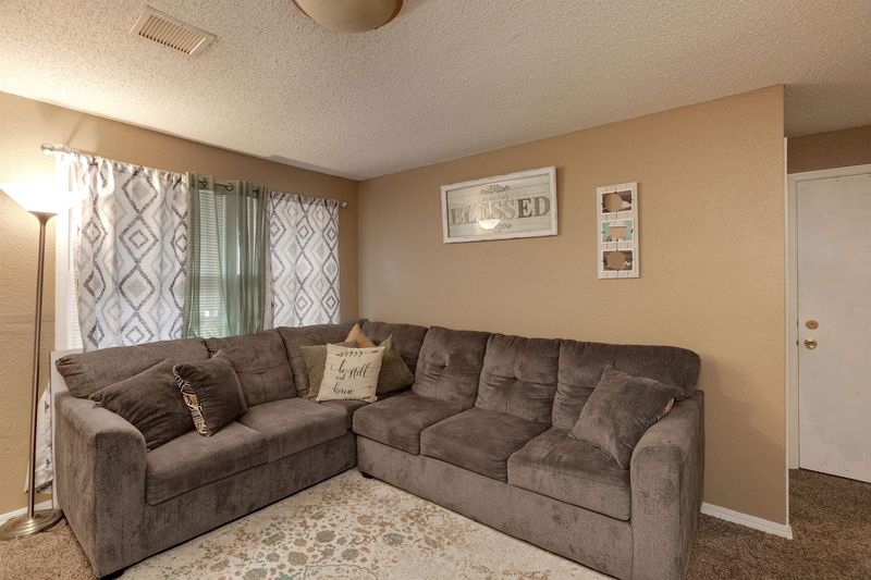 4633 S Sycamore Ave, Wichita, KS 67217