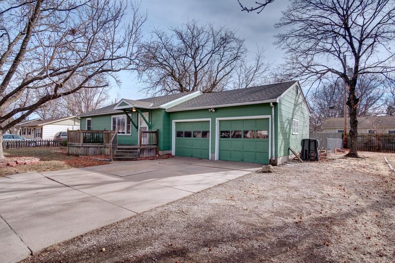 1313 W 9th St, Newton, KS 67114