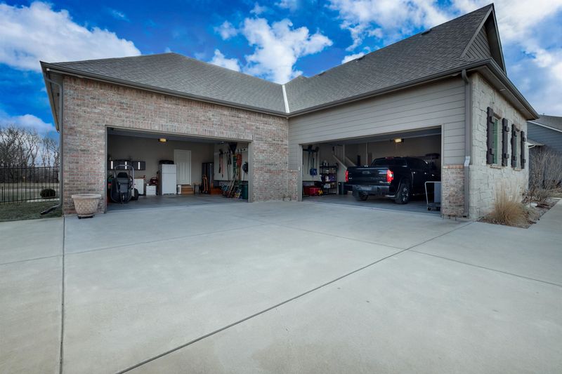 460 N Backwoods Dr, Valley Center, KS 67147