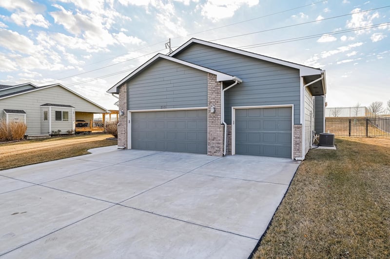 2101 N Woodard, Derby, KS 67037-2364