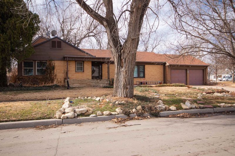 1107 S Schweiter Dr, Wichita, KS 67211