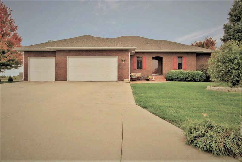725 Stone Creek Dr, Newton, KS 67114