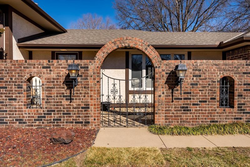 8300 E Brookhollow St, Wichita, KS 67206