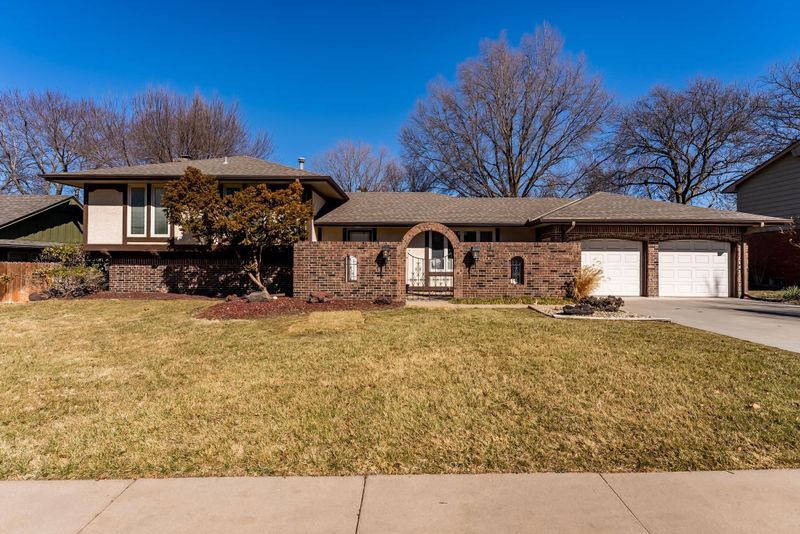 8300 E Brookhollow St, Wichita, KS 67206