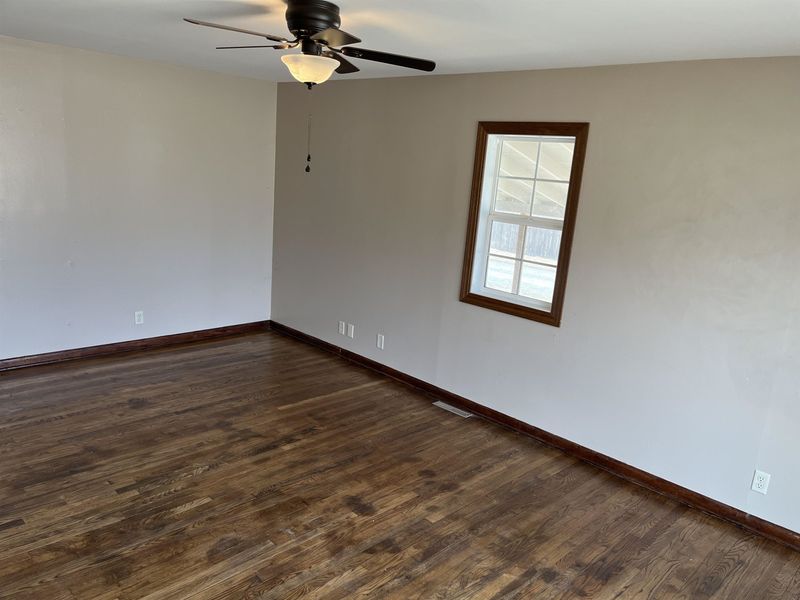 716 E 8th St, Wellington, KS 67152
