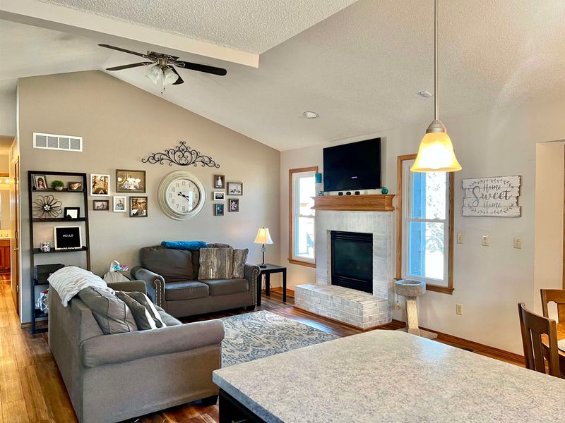2 Woodland Ct, Mount Hope, KS 67108