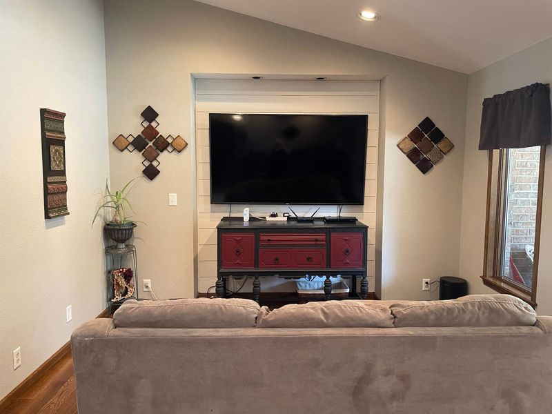 8 Sunset Rd, Wellington, KS 67152