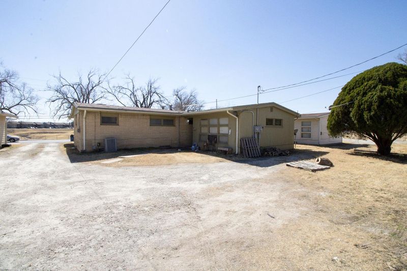 5040 E Pawnee Ave, Wichita, KS 67218