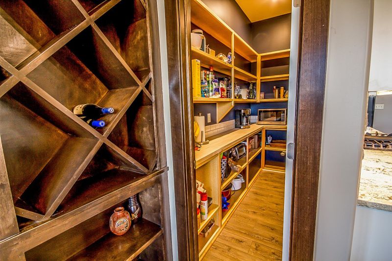 332 E Kay Ave, Haysville, KS 67060