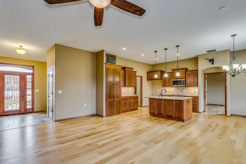 982 N Cedar Brook Cir, Mulvane, KS 67110