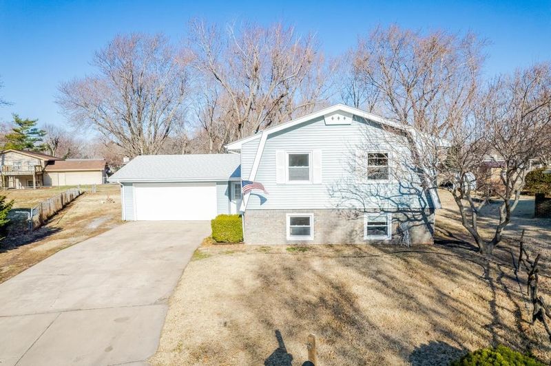 6 Breeze Ct, Valley Center, KS 67147
