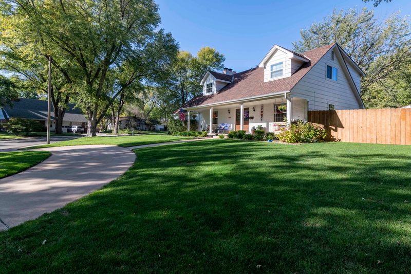 830 E Sunrise Ct, Derby, KS 67037
