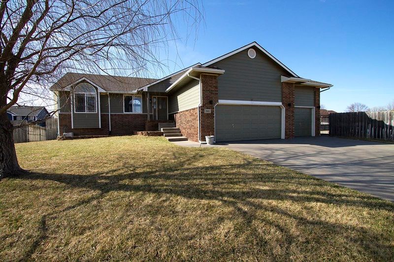 501 E Edinborough Cir, Bentley, KS 67016