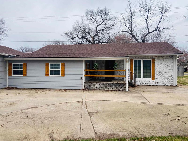 505 West St, Halstead, KS 67056