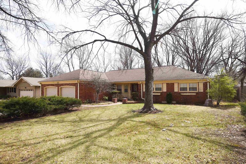 7523 E Rockwood Rd, Wichita, KS 67206-2135