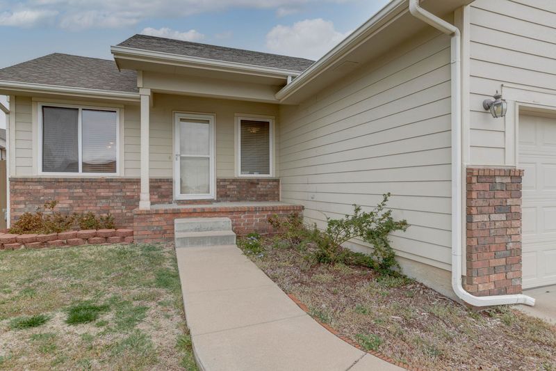 2024 E Glen Hills Dr, Derby, KS 67037