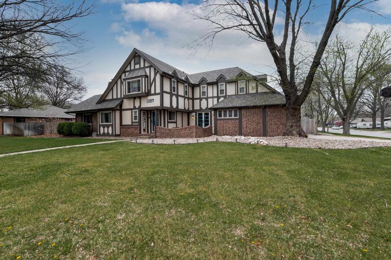1327 N Armstrong Ave, Derby, KS 67037