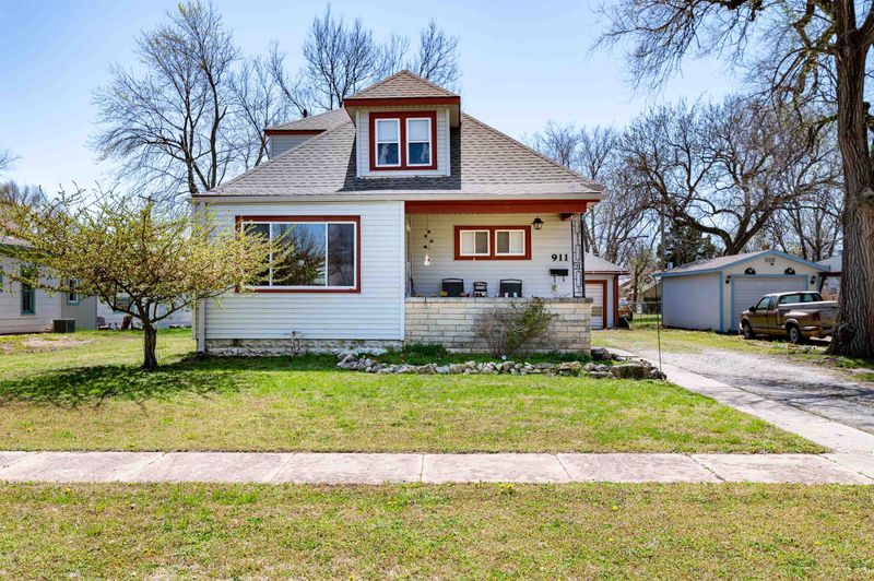 911 E 8th St, Newton, KS 67114