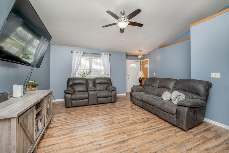 993 E Forest Ct, Haysville, KS 67060