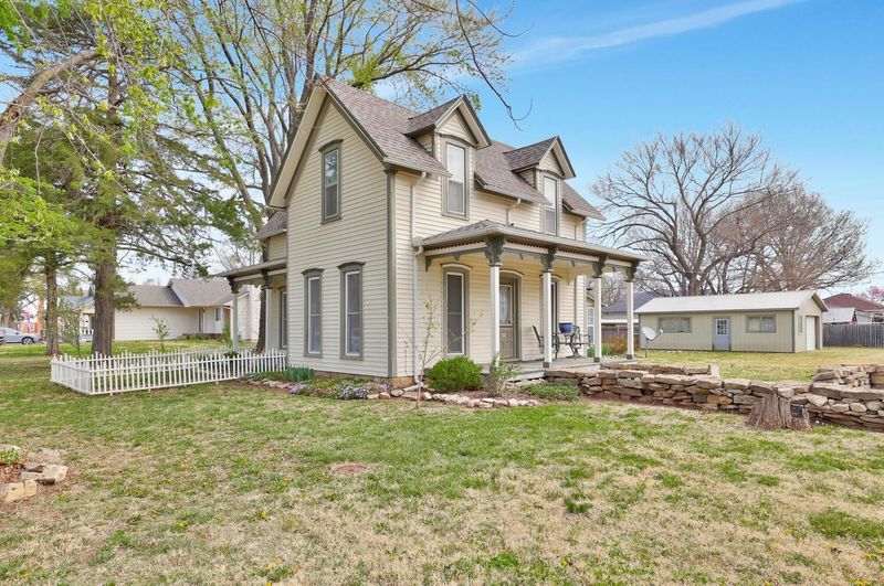 428 S Willow St, Douglass, KS 67039