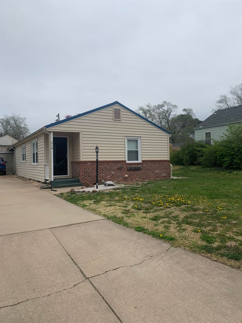 214 SW 7th St, Newton, KS 67114
