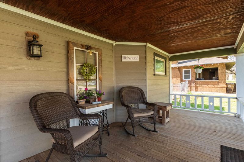 423 Chestnut St, Halstead, KS 67056