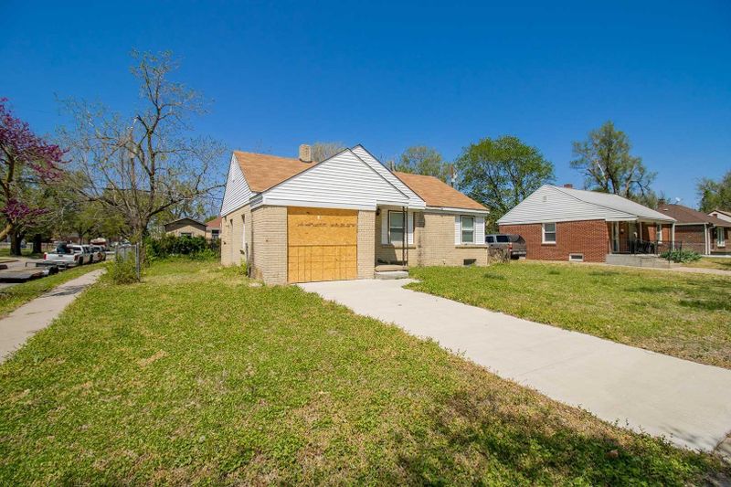 2202 E Shadybrook Ln, Wichita, KS 67214