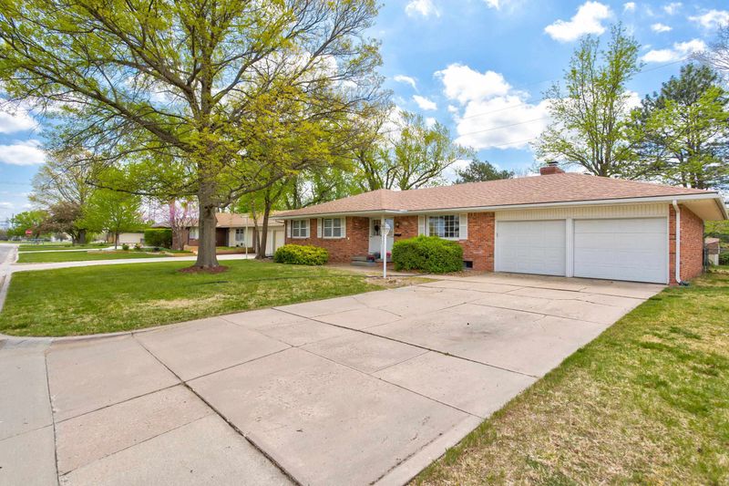 6217 E 17th St N, Wichita, KS 67208