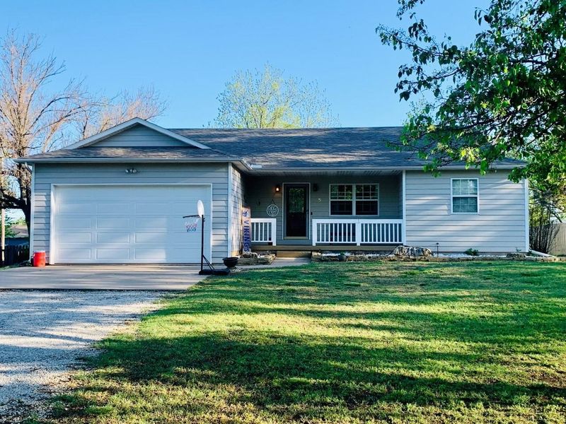 5 Starlight Ct, Winfield, KS 67156