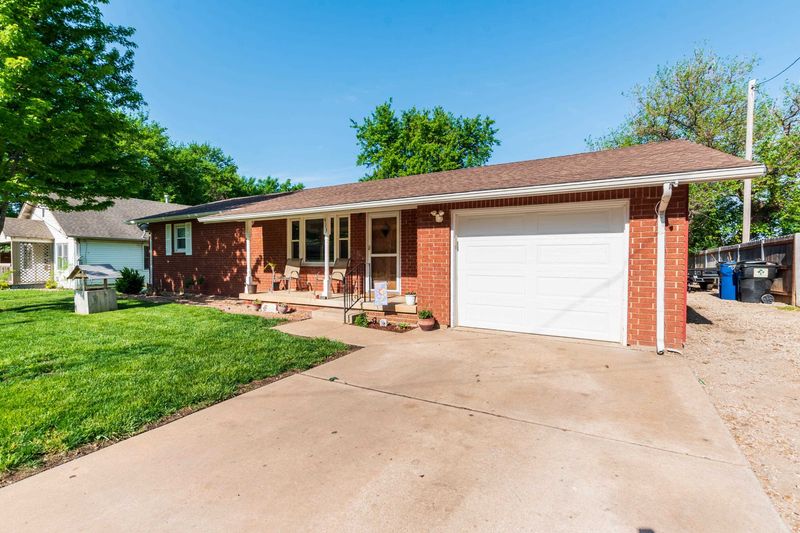 413 S 5th St, Colwich, KS 67030