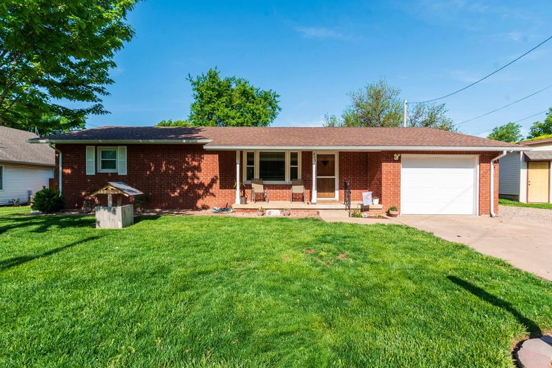 413 S 5th St, Colwich, KS 67030