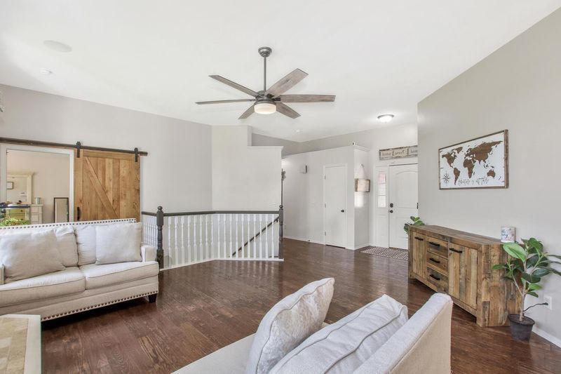 906 Mccaskey Ct, Rose Hill, KS 67133