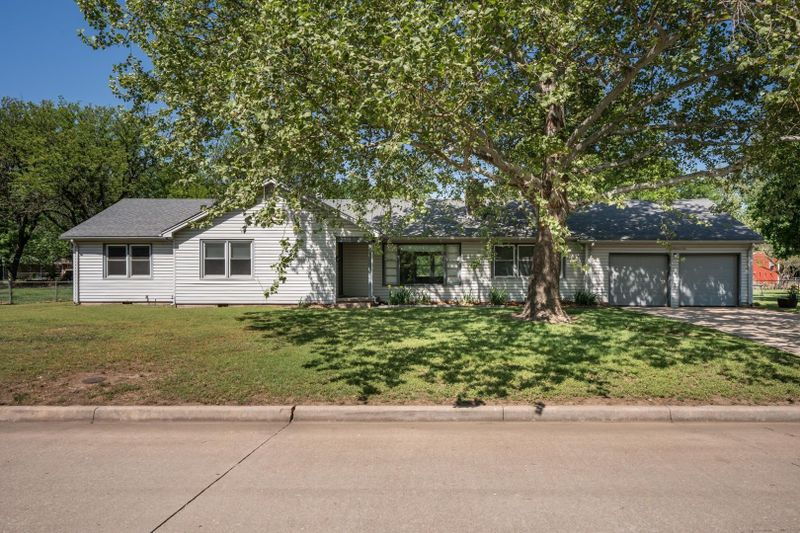 1505 N Pleasantview Dr, Wichita, KS 67203