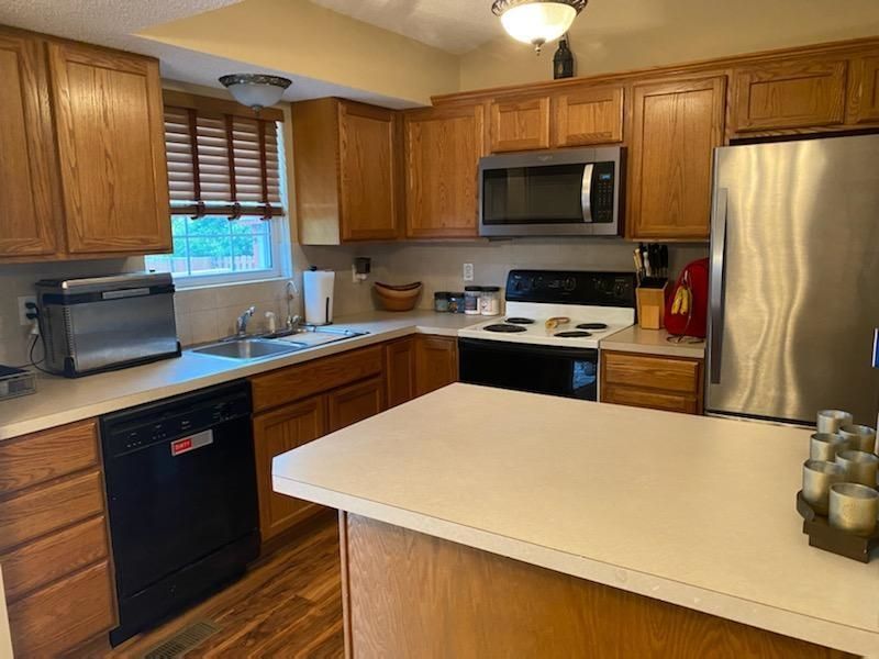 734 E Forest Ct, Haysville, KS 67060