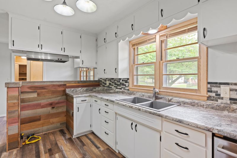 1312 W 9th St, Newton, KS 67114