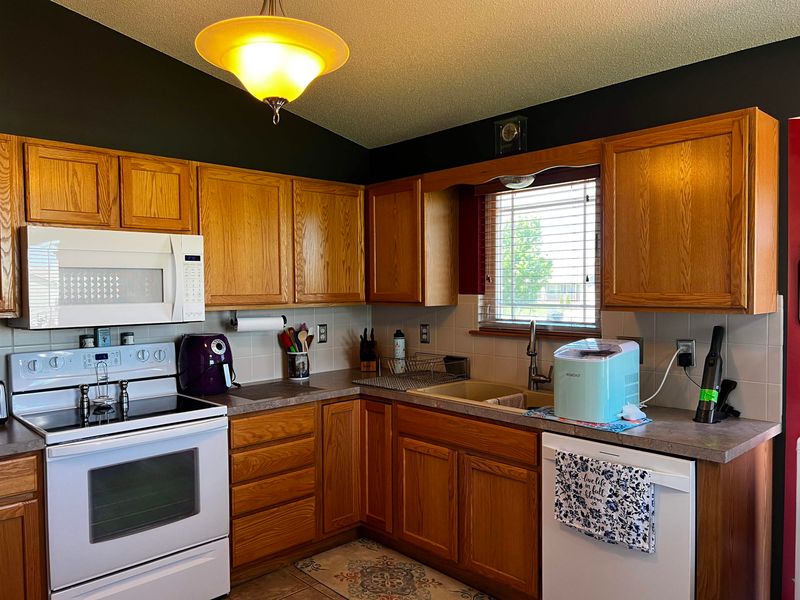 220 Victoria Ct, Newton, KS 67114