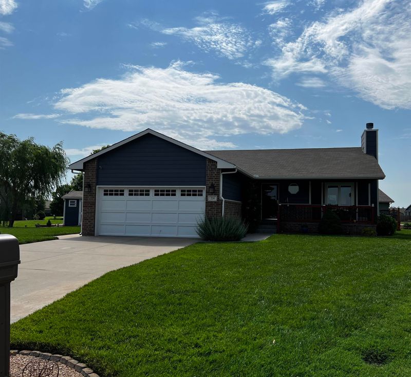 220 Victoria Ct, Newton, KS 67114