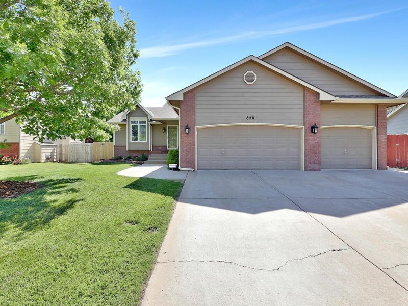 828 Carriage Rd, Maize, KS 67101-9697