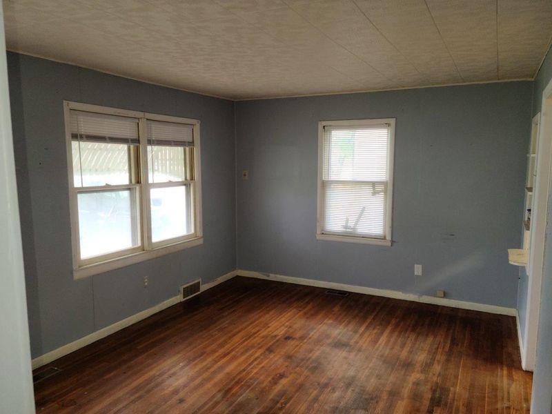 1321 E Harvey Ave, Wellington, KS 67152