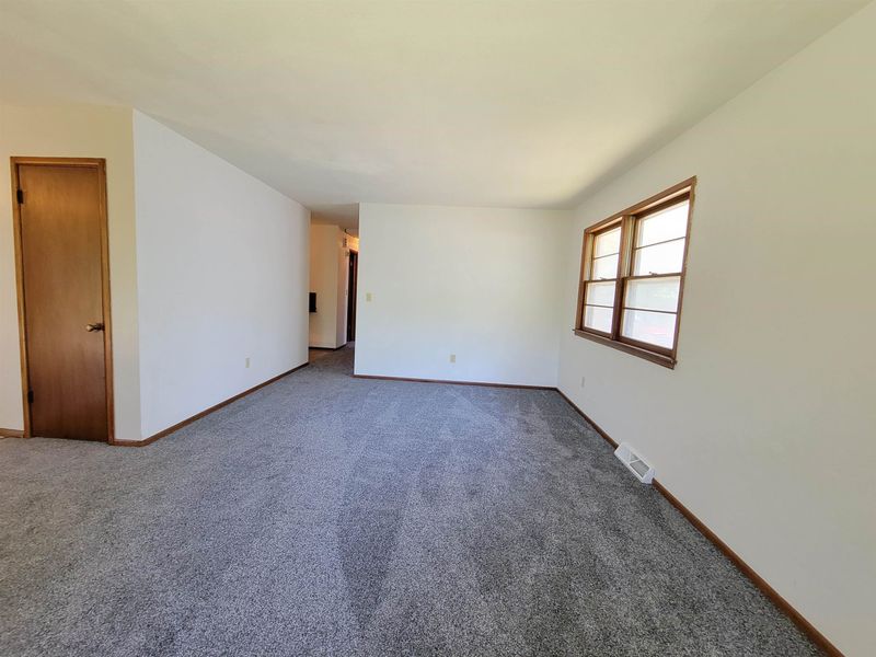911 S Doreen St, Wichita, KS 67207